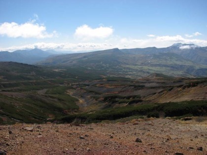 忠別岳（中央）とトムラウシ山（右）。左奥には東大雪の石狩連峰が遠望できます
