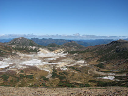 御鉢平、左から北鎮岳、凌雲岳、やや小さく桂月岳、右端が黒岳