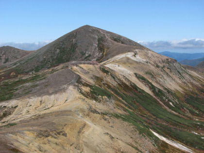 手前が中岳、中央に北鎮岳、下に北鎮岳へ至る道が延びています