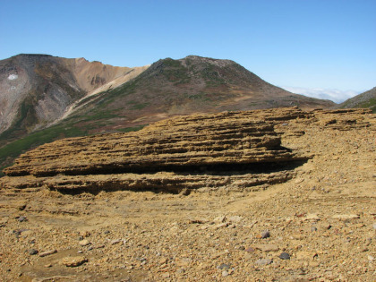 不思議な形状の岩、借景は鋸山と安足間岳