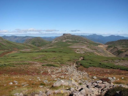 正面に黒岳を望みながら雲の平を歩きます