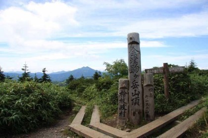 会津駒ヶ岳の頂き、樹林と草木が茂り、視界はほとんどありません