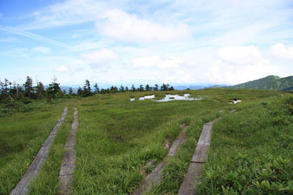 中門岳の山頂の標識の先にも木道が続いています
