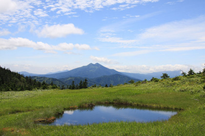 中門岳の頂付近から見た燧岳