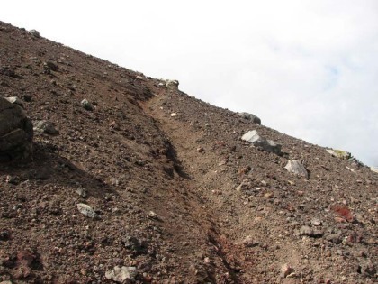 阿寒富士の登山道はジグザグに砂礫を登って行きます。かなりきつい勾配です。