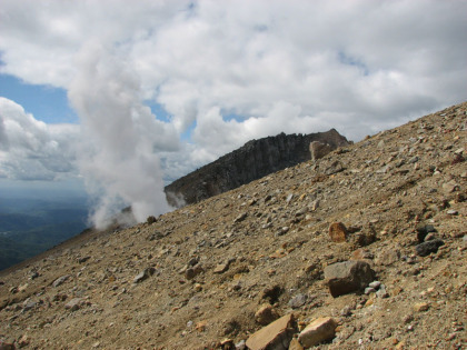 雌阿寒岳へは噴煙を見ながら砂礫の急登坂を登って行きます