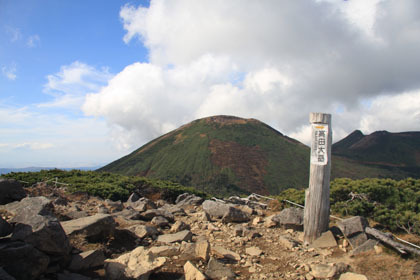 小岳の頂き。高田大岳と大岳、南八甲田を一望できるお薦めのビューポイントです。