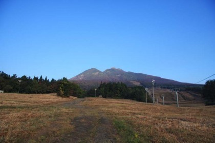 百沢登山道の入山口、スキー場を歩きます