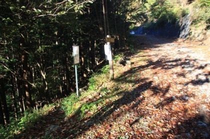 富田新道の入口、日原林道には駐車場はありませんが数台の車が止められるスペースがあります