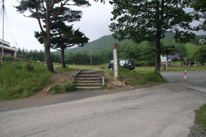 登山口の標識と脇の階段。最初、だまされました。