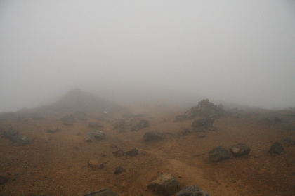 分岐から安達太良山の山頂間ではほとんど勾配を感じないですが、強風のためとても危険な稜線歩きとなりました。