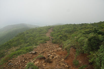 山頂を跡にして下って行きます。