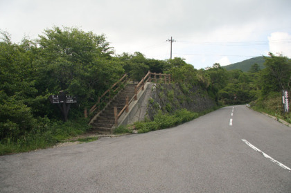 那須ロープウェイ山麓駅の登山口。