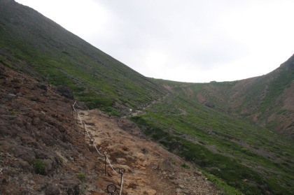 岩場の登り道。登山らしくなってきました。