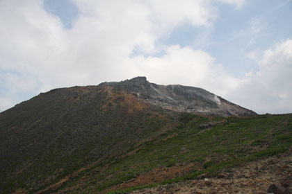 茶臼岳へ伸びる稜線を見ます。