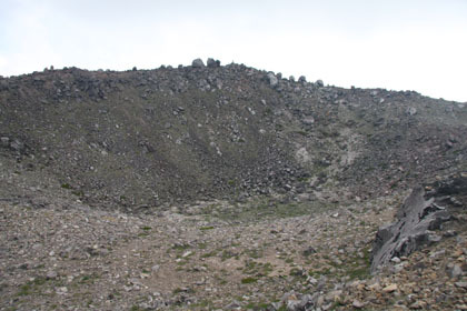 茶臼岳の噴火口。