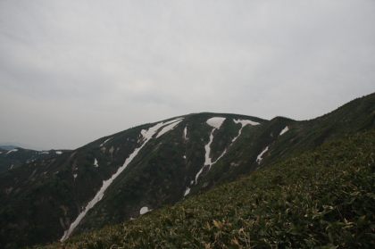 平ヶ岳の山頂が見えます。