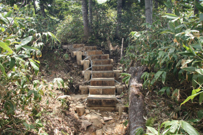 平ヶ岳へ登る木製の階段。