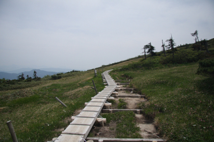 平ヶ岳へは木道を歩いて登ります。