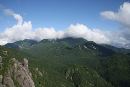 瑞牆山から見た金峰山。頂が雲に覆われています。