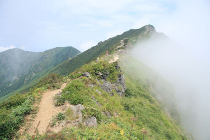 トマの耳から谷川岳の頂を見ます。稜線から雲が発生していました。