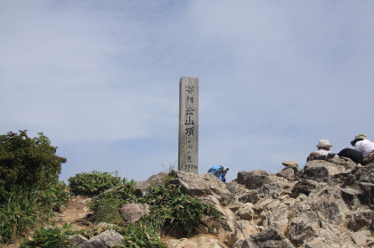 谷川岳の頂。人が多いので早々に退散しました。