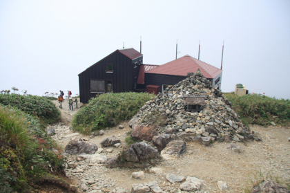 山頂の下にある肩ノ小屋。トイレが設置されていました。内地の１００名山の山頂付近にはトイレが設置されているところがしばしば見られます。