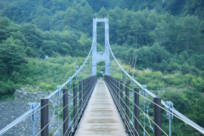 別当出合から沢の対岸へ渡る大吊り橋。