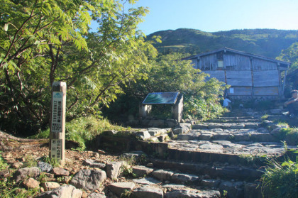 甚之助小屋。水場があります。