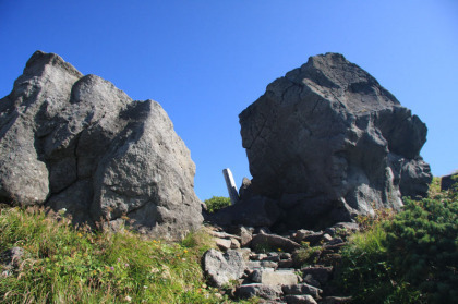 黒ボコ岩。岩の上に登ると視界が開けます。ここが砂防新道と観光新道の分岐点です。
