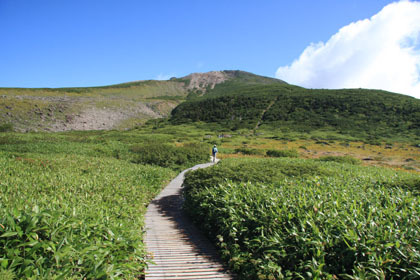 白山奥宮の境域から見た白山。