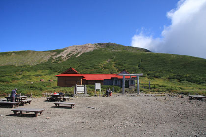 白山奥宮の入口。鳥居をくぐって白山山頂を目指します。