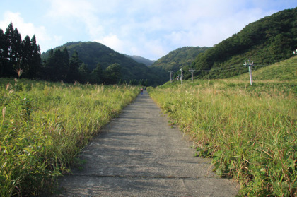 スキー場のゲレンデを歩きます。だらだらとした坂ですが、初っぱなにこの坂を歩くのが以外と応えました。