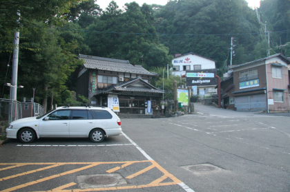 伊吹山の登山道の入口にある観光協会の有料駐車場。１日１０００円です。