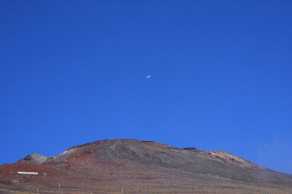 富士山の上空は飛行航路となっているのか、とても多くの旅客機が通過して行きました。