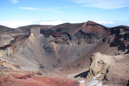 富士山の山頂の噴火口。