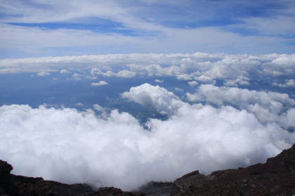 富士だけが雲に浮かび、回りの山の頂は全く見られませんでした。