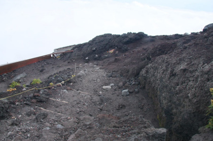 この辺りは御殿場口登山道との合流点でもあるので、道が錯綜しています。