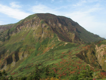 神楽ヶ峰を回り込むと苗場山が見えてきます。