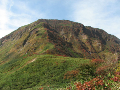 苗場山と神楽ヶ峰のコルから苗場山を見上げました。急な角度に登坂路のつらさが想像出来ます。