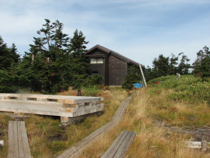 この小屋の後が山頂です。登山者が多い割に人はほとんどいません。みな湿原の中で休んでいるからです。