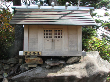 山頂の湿原の片隅にある苗場神社。