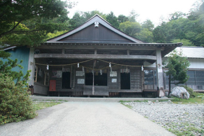 神社の前を通ります。右側に登山口が有ります。