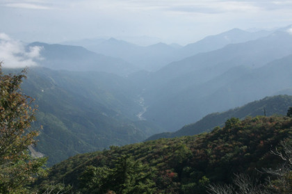 四国ならではの深い渓谷とその渓谷の山の斜面に点在する集落。