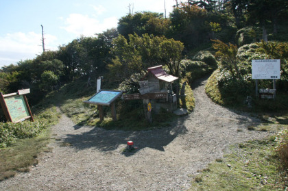 山頂の手前にある分岐。曲がると山岳信仰時代の名残の跡を巡れるようです。