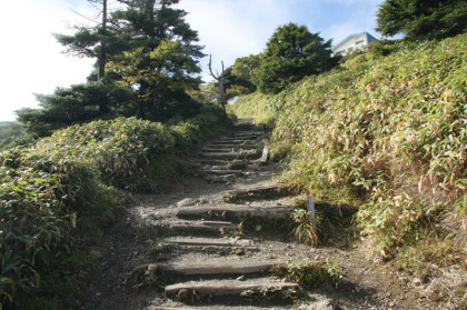 山頂の手前の急登坂路。