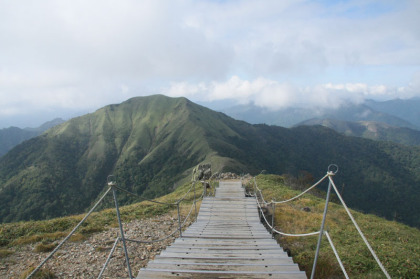 山頂から次郎笈（じろうぎゅう）へ道が延びていました。