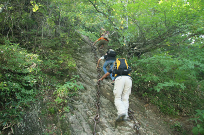 試しの鎖場。慣れていれば徒歩の登山道よりも早く登れます。