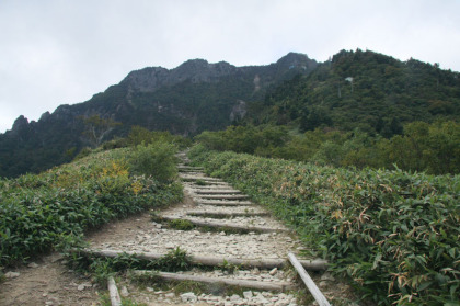 再び急登坂路を登ります。