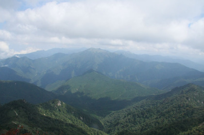 北の方角の山と谷。見渡す限り山が続いています。